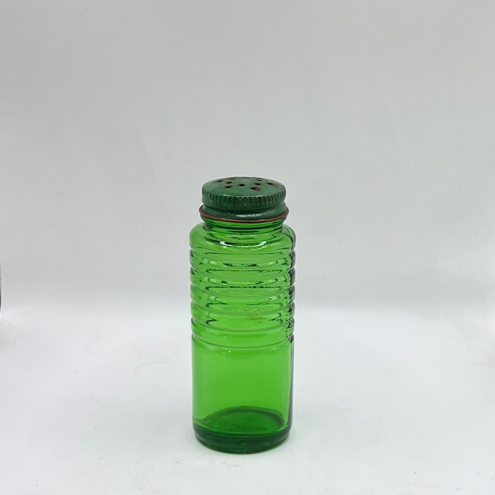 Vintage Owens-Illinois green depression glass salt or pepper shaker.